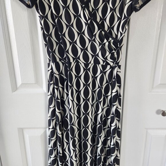 Donna Morgan V-Neck Mock Wrap Short Sleeve Dress - Picture 9 of 10